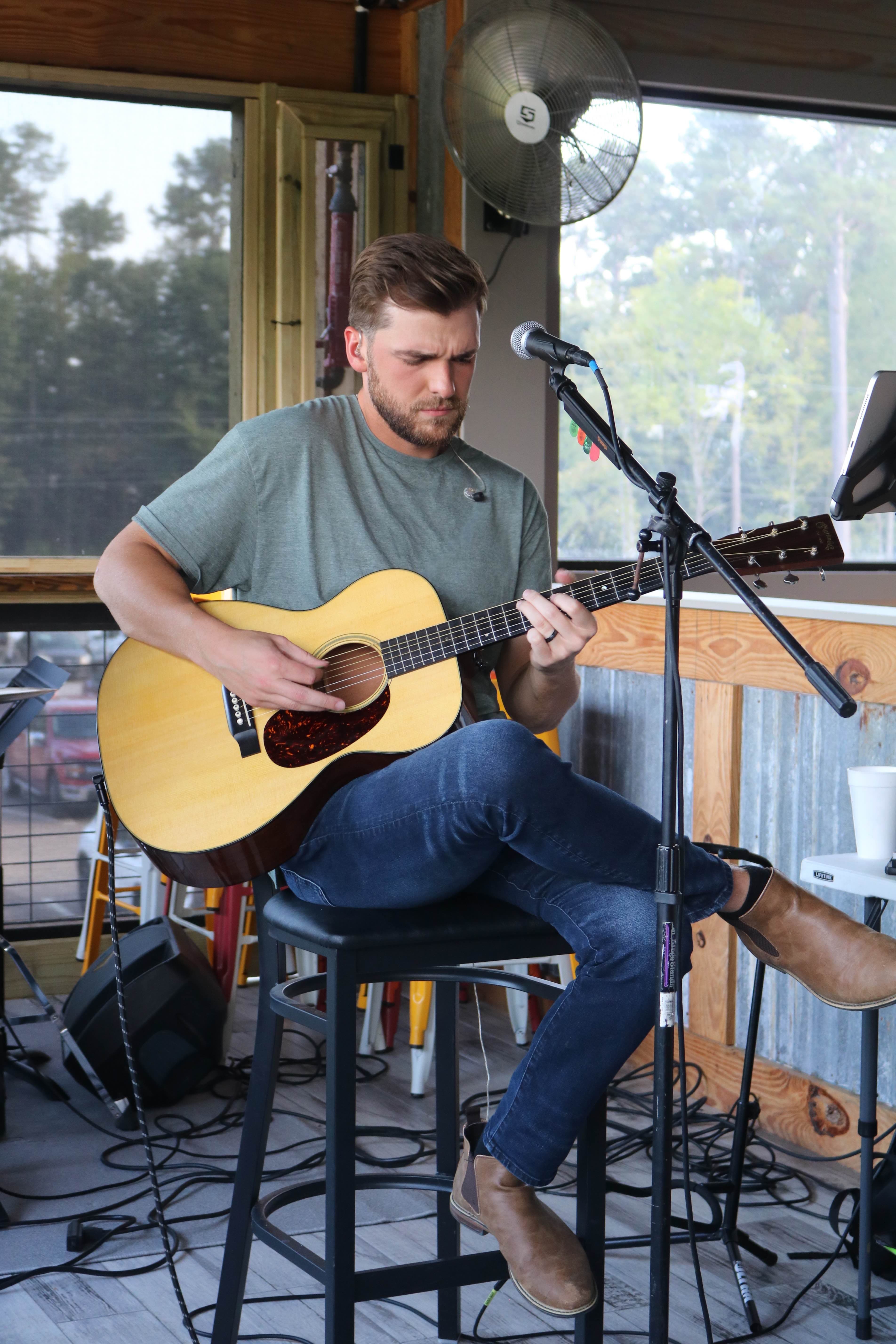 Noah Lynch - The Artist